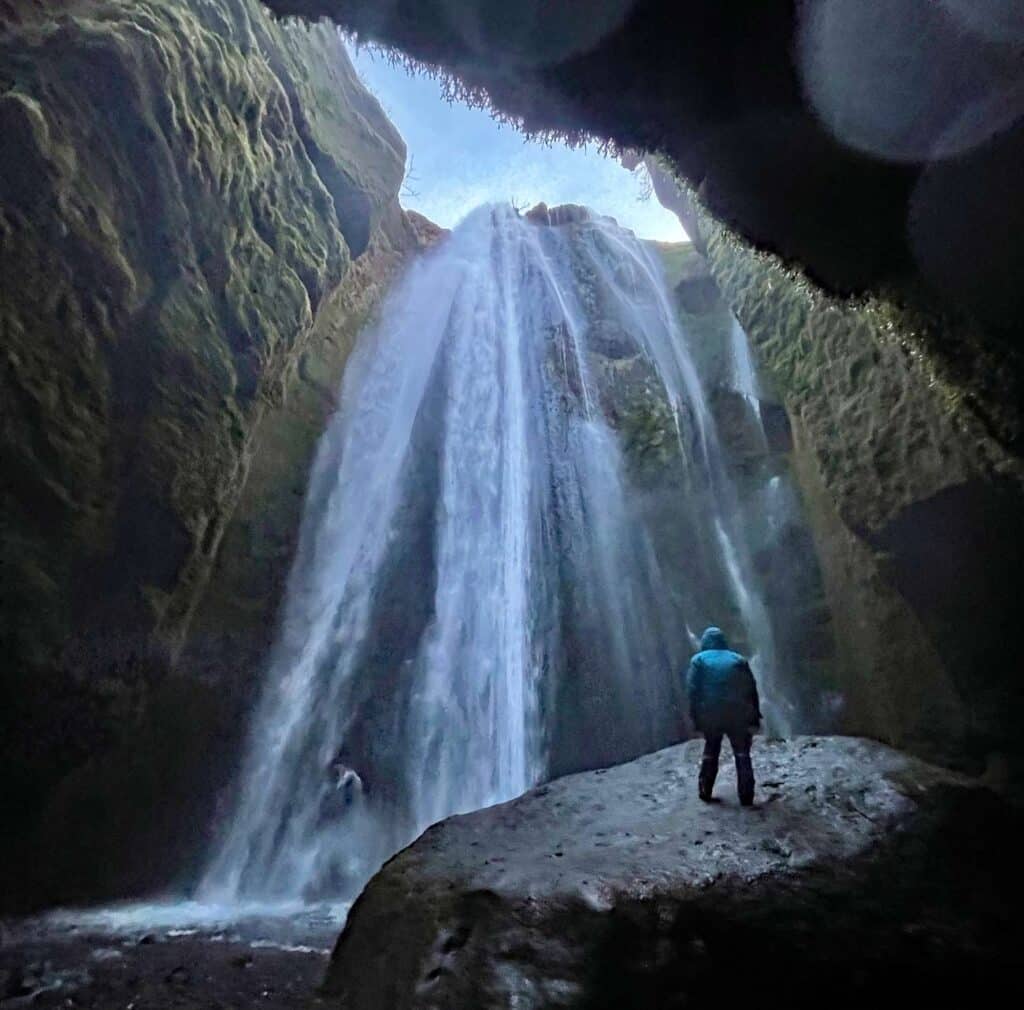 wasserfall in höhle in island