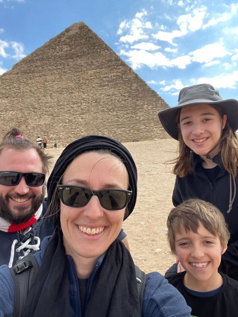 familie-mit-kindern-vor-pyramide-aegypten-pyramiden-von-gizeh-strandfamilie
