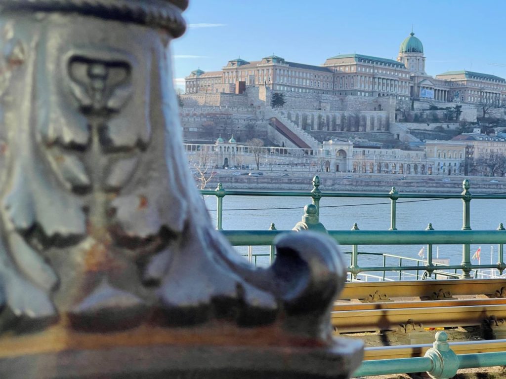 blick-ueber-die-donau-auf-budapest-burg