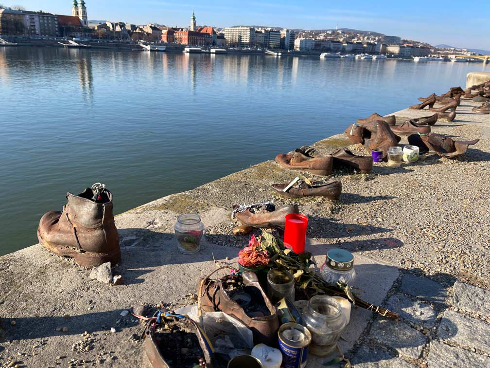 holocaust-mahnmal-schuhe-am-donauufer-budapest