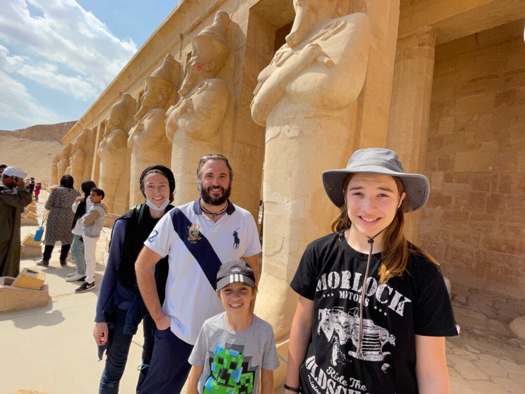 familie-steht-vor-tempel-der-hatschepsut