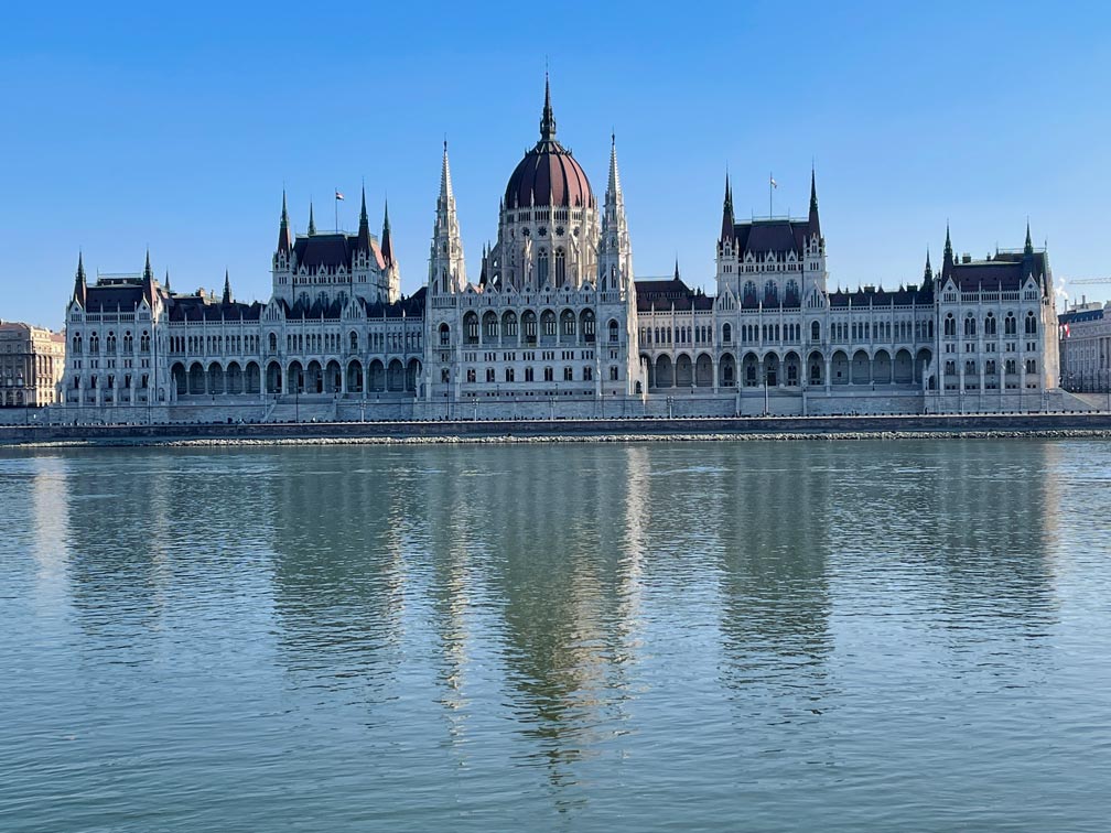 parlamentsgebaeude-budapest-sightseeing