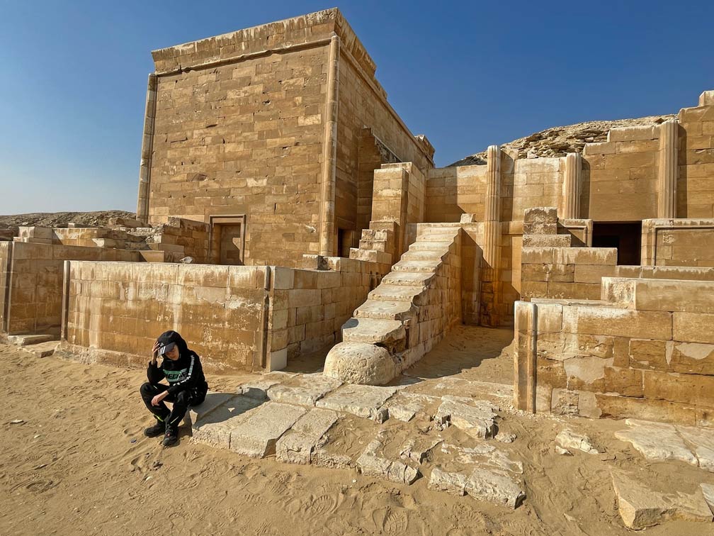 kind-sitzt-vor-nekropole-sakkara-ausflug-gizeh-mit-kindern-tipps-aegypten