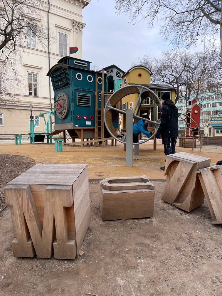 zwei-kinder-spielen-auf-einem-bunten-spielplatz-in-budapest