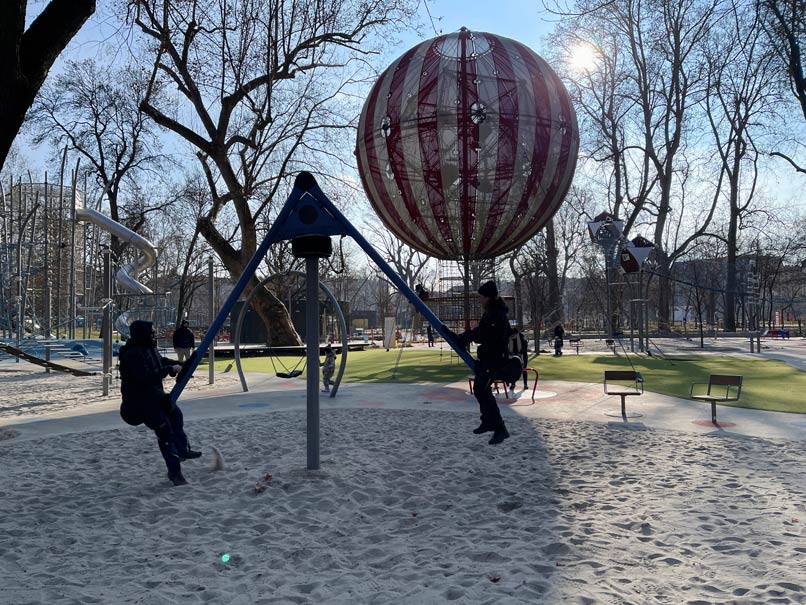 vater-und-sohn-wippen-auf-grossem-spielplatz-in-budapest