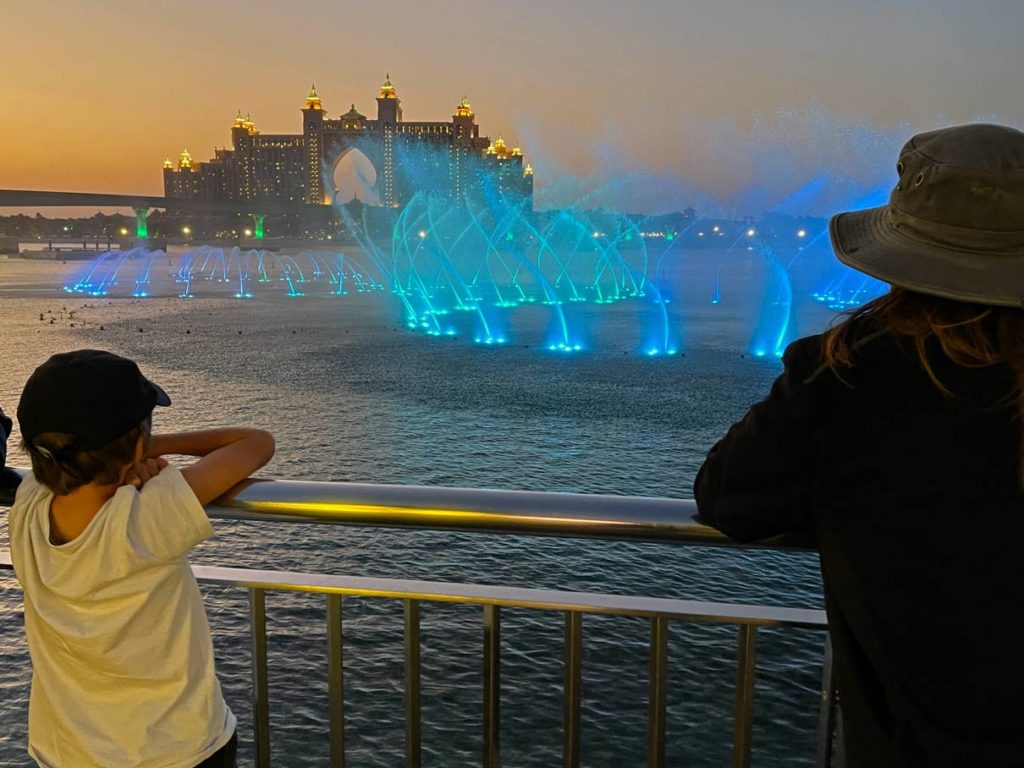 Dubai mit Kindern - die spannendsten Sehenswürdigkeiten und Attraktionen fountain-the-palm-dubai-wassershow