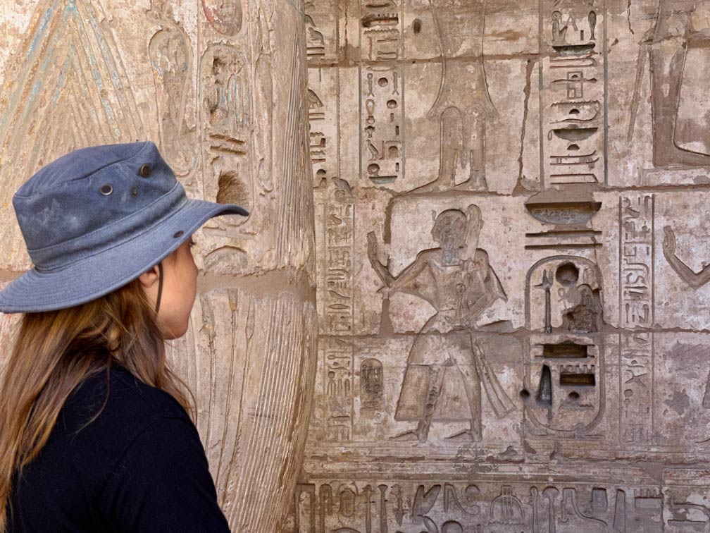 kind-schaut-sich-wandrelief-in-tempel-in-luxor-an