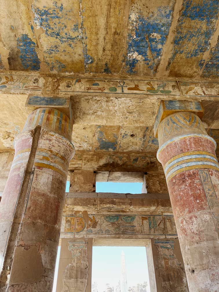 bunte-sauelen-karnak-tempel