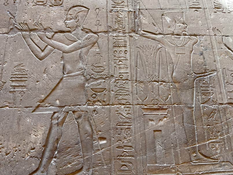 wandmalerei-mit-vertiefung-im-luxor-tempel