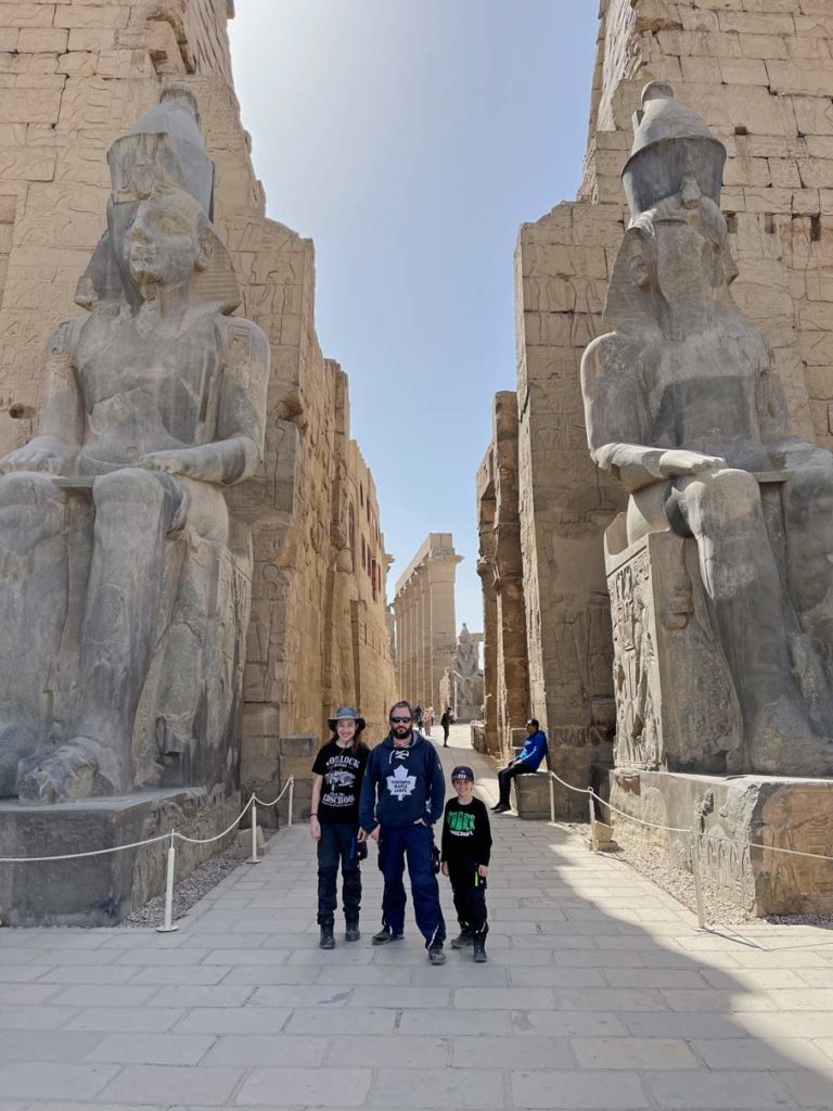 familie-steht-zwischen-ramses-statuen-im-luxor-tempel