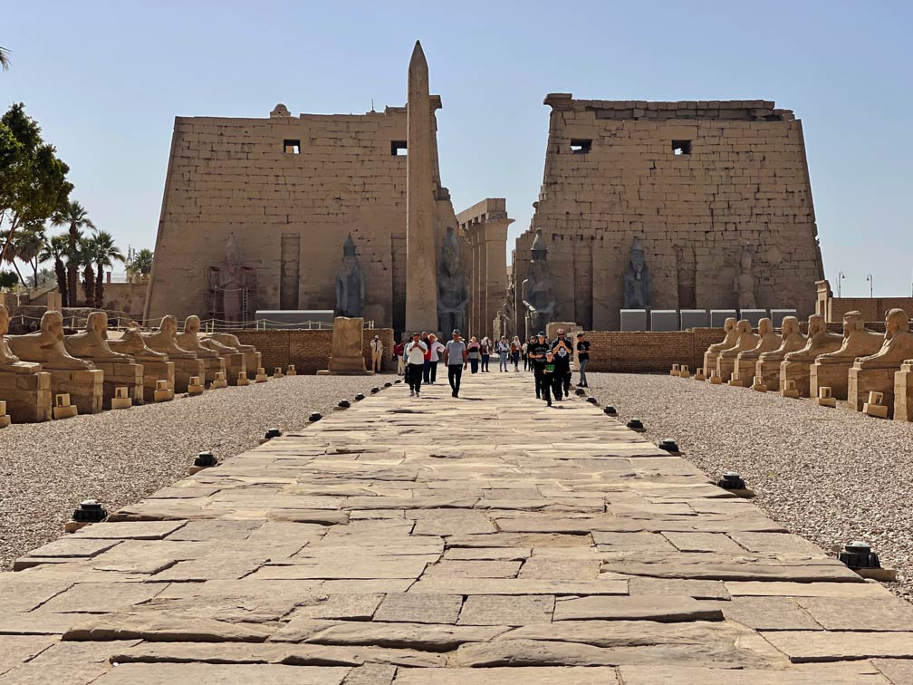 touristen-laufen-auf-sphinx-allee-vor-luxor-tempel