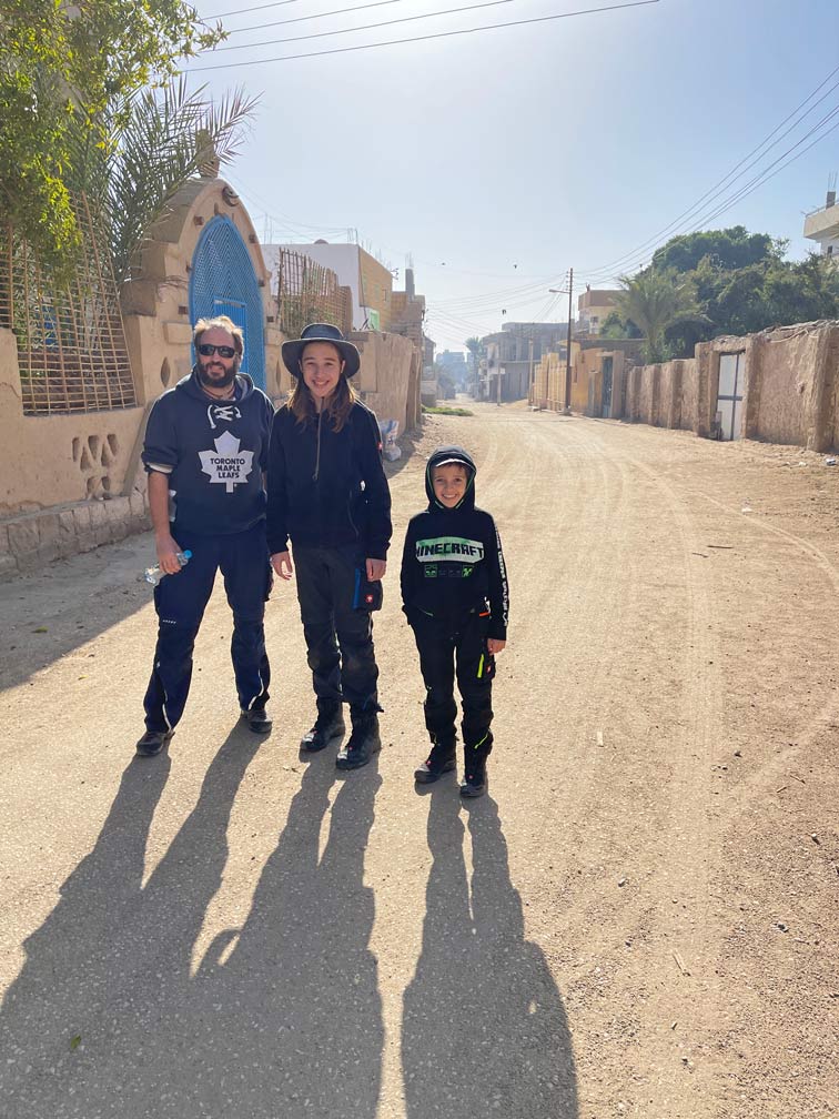 familie-in-ruhiger-staubiger-strasse-in-luxor