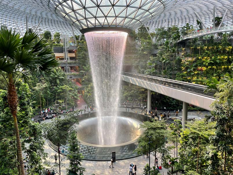 Sehenswürdigkeiten in Singapur - Alle Highlights für Singapur in einem Tag modern-changi-juwel-singapur-flughafen-wasserfall-fotoparade-2022