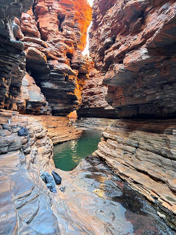 Ultimativer Guide für den Westaustralien Roadtrip enge-rote-felsenschlucht-mit-gruenem-wasserpool