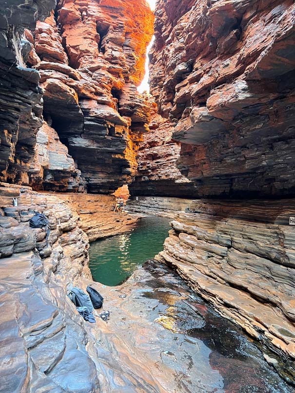 enge-rote-felsenschlucht-mit-gruenem-wasserpool