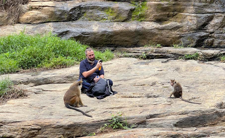 mann-sitzt-neben-affen-sri-lanka-urlaub-mit-kindern