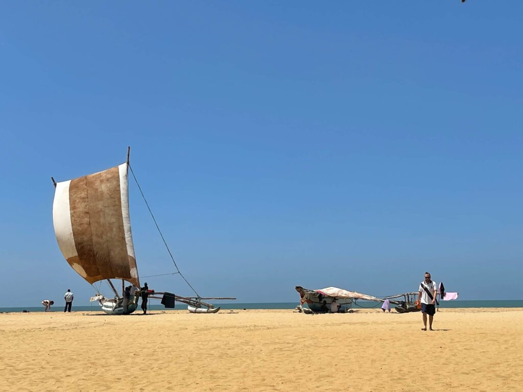 boote am gelben sandstrand negombo in sri lanka