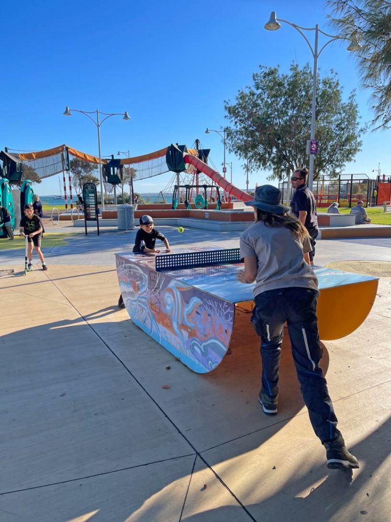 Ultimativer Guide für den Westaustralien Roadtrip familie-spielt-tischtennis-auf-spielplatz-in-westaustralien