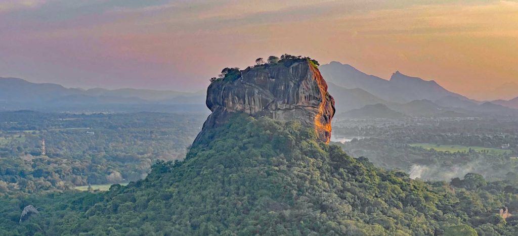 sirigiya-felsen-in-sri-lanka-im-sonnenuntergang