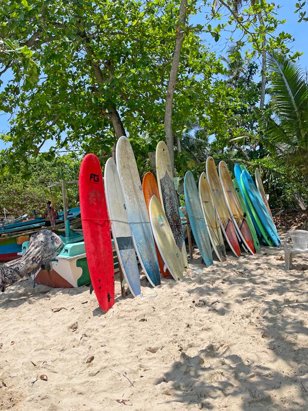 surfbretter-am-strand-sri-lanka-mit-kindern