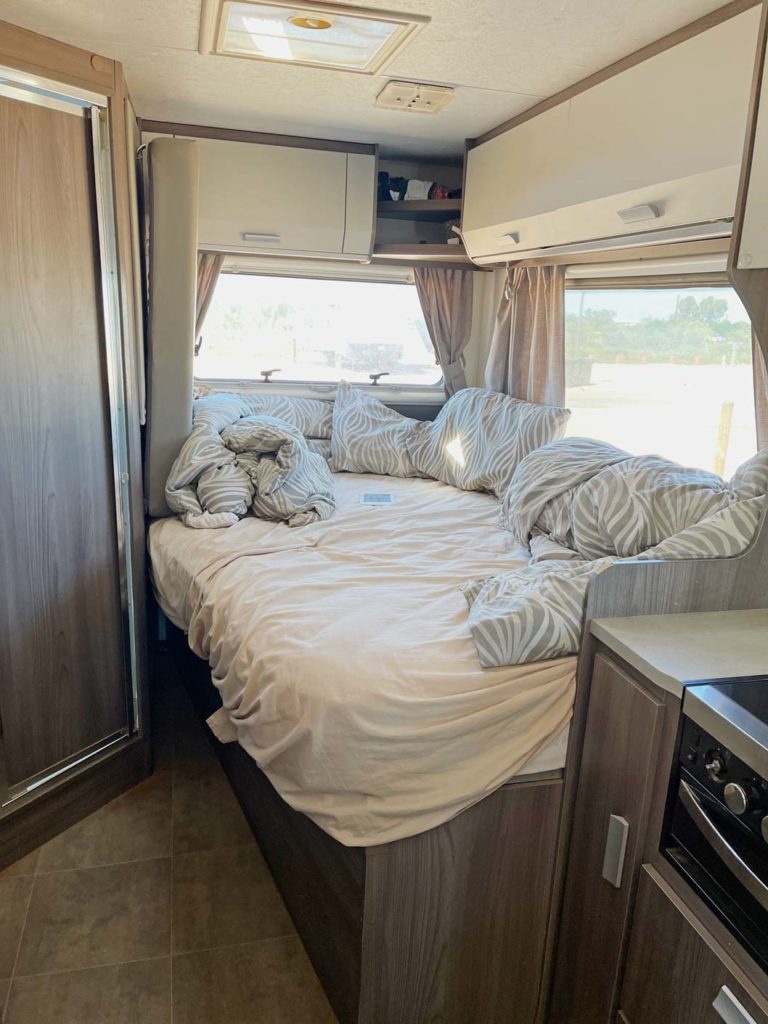 Ultimativer Guide für den Westaustralien Roadtrip lets-go-camper-in-australien-blick-auf-kuechenzeile-und-ehebett