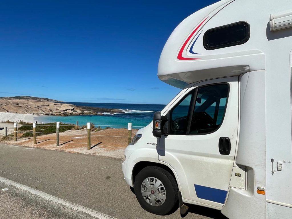 Ultimativer Guide für den Westaustralien Roadtrip lets-go-camper-steht-auf-parkplatz-mit-blick-auf-traumstrand-an-der-westkueste-australien
