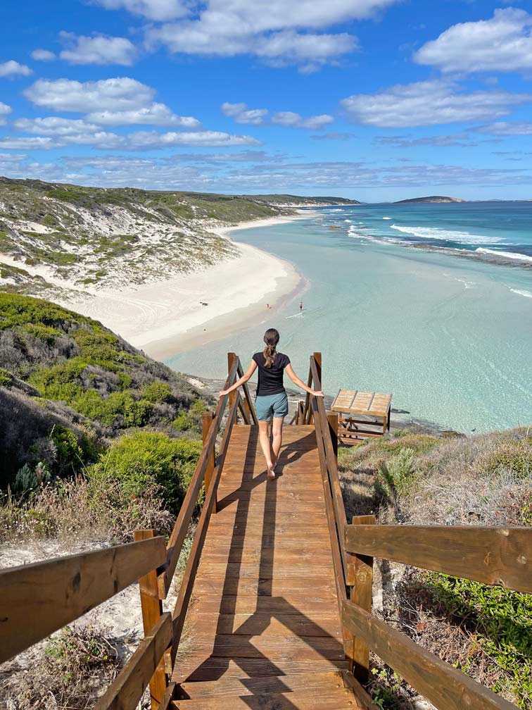 SĂĽdwesten Australiens - Highlights fĂĽr die 2-Wochen Rundreise ab Perth frau-laeuft-auf-holzsteg-in-richtung-weisser-sandstraende-in-australien