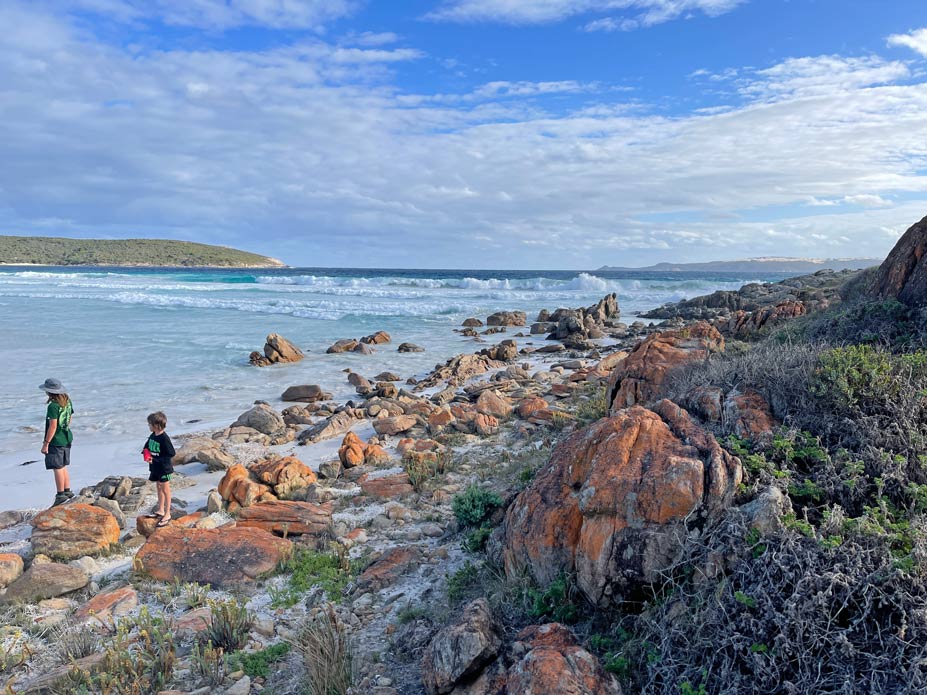 SĂĽdwesten Australiens - Highlights fĂĽr die 2-Wochen Rundreise ab Perth zwei-kinder-stehen-auf-kleinen-felsen-am-weissen-sandstrand-in-australien
