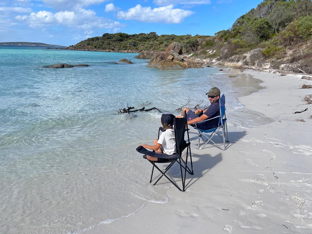 SĂĽdwesten Australiens - Highlights fĂĽr die 2-Wochen Rundreise ab Perth mann-und-sohn-sitzen-auf-campingstuehlen-am-meer