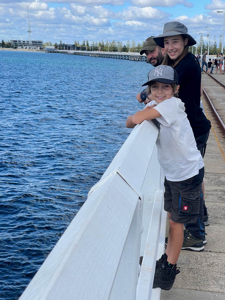 SĂĽdwesten Australiens - Highlights fĂĽr die 2-Wochen Rundreise ab Perth vater-mit-zwei-kindern-auf-langem-jetty-in-australien