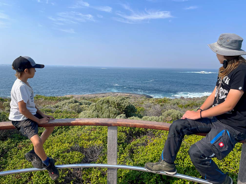 SĂĽdwesten Australiens - Highlights fĂĽr die 2-Wochen Rundreise ab Perth zwei-kinder-sitzen-sich-gegenueber-und-blicken-auf-das-meer