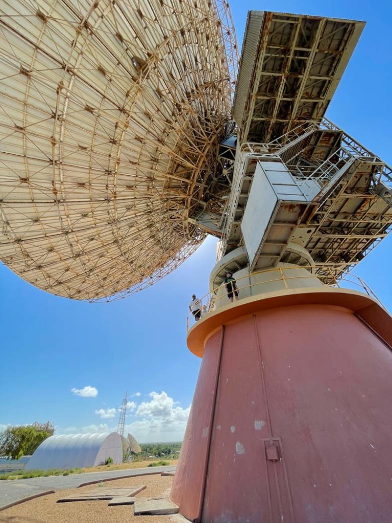 familie-steht-auf-grosser-rostiger-antenne-im-carnarvon-space-center-in-westaustralien