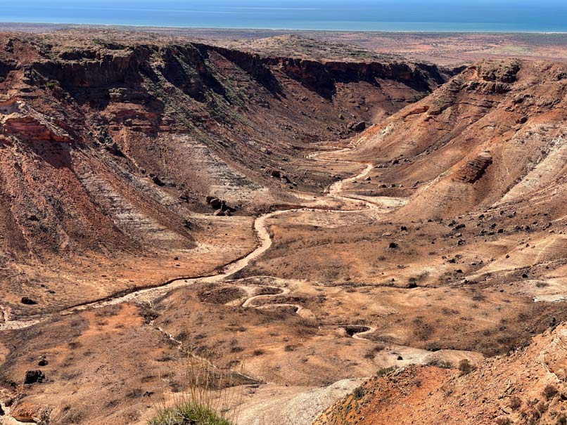 blick-in-die-orange-braun-farbene-landschaft-des-charles-knife-canyons-im-cape-range-nationalpark