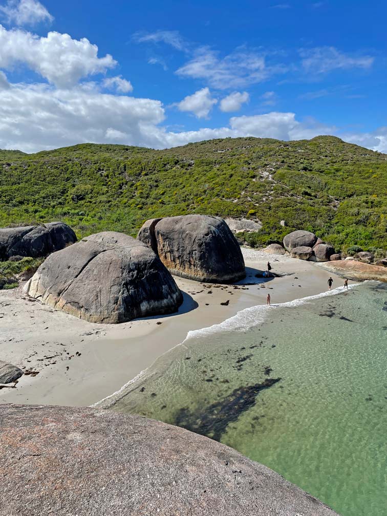 SĂĽdwesten Australiens - Highlights fĂĽr die 2-Wochen Rundreise ab Perth hohe-halbrunde-steinfelsen-am-strand-die-wie-elefanten-aussehen-in-australien