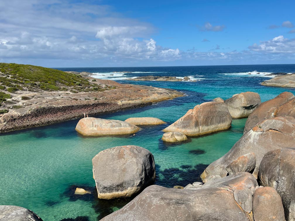 SĂĽdwesten Australiens - Highlights fĂĽr die 2-Wochen Rundreise ab Perth kinder-springen-von-felsen-im-meer-in-das-hellgruene-wasser