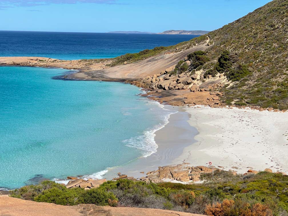 SĂĽdwesten Australiens - Highlights fĂĽr die 2-Wochen Rundreise ab Perth weisser-sandstrand-eingerahmt-von-felsabschnitten-in-australien