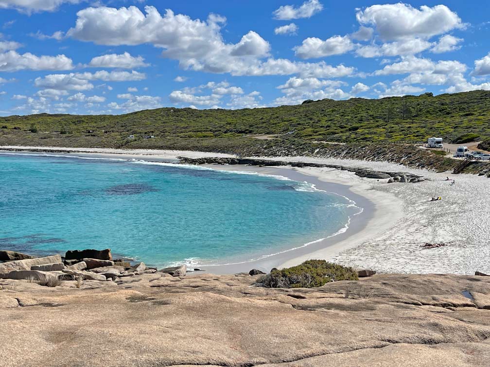 SĂĽdwesten Australiens - Highlights fĂĽr die 2-Wochen Rundreise ab Perth weisse-sandstrandbucht-an-hellblauem-meer-im-hintergrund-gruener-busch-in-australien