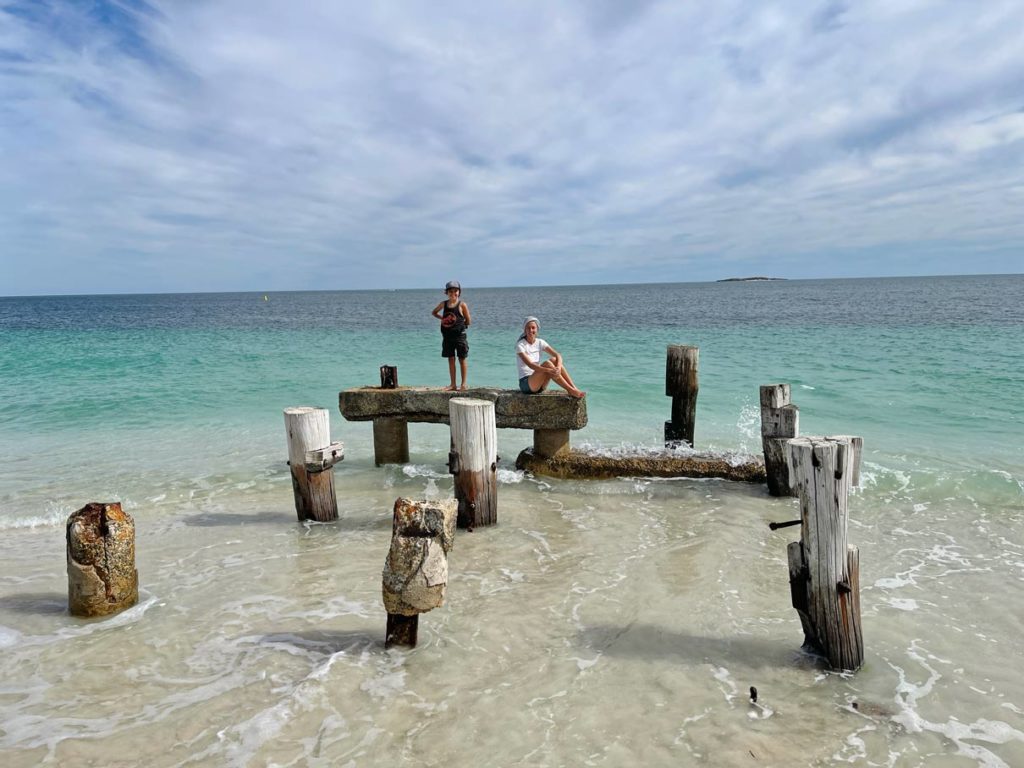 mutter-und-kind-auf-alten-pier-pfeilern-im-seichten-wasser-der-jurien-bay-das-klare-wasser-ist-tuerkis