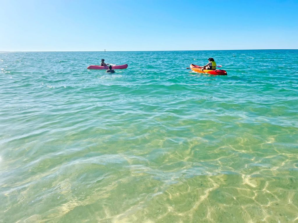 kinder-fahren-kajak-auf-dem-meer-in-monkey-mia-klares-tuerkisfarbenes-wasser