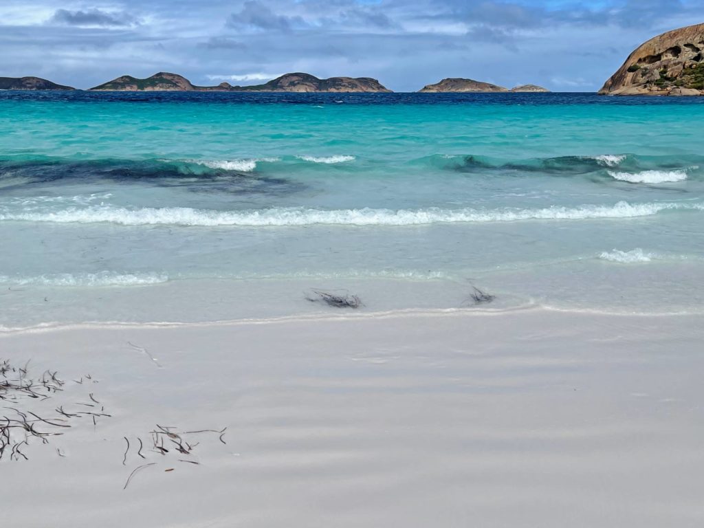 SĂĽdwesten Australiens - Highlights fĂĽr die 2-Wochen Rundreise ab Perth weisser-sandstrand-an-meer-mit-verschiedenen-blautoenen-an-der-lucky-bay