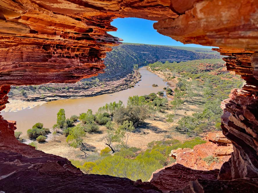 geschichtete-rote-sandsteinformation-gibt-blick-wie-durch-ein-fenster-auf-flusslandschaft-im-kalbarri-nationalpark-in-westaustralien