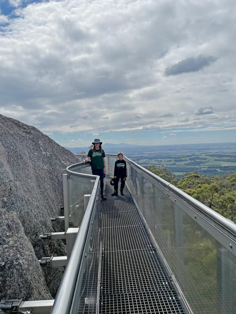 SĂĽdwesten Australiens - Highlights fĂĽr die 2-Wochen Rundreise ab Perth zwei-kinder-stehen-auf-stahlkonstruktion-mit-ausblick-ueber-porongurup-nationalpark