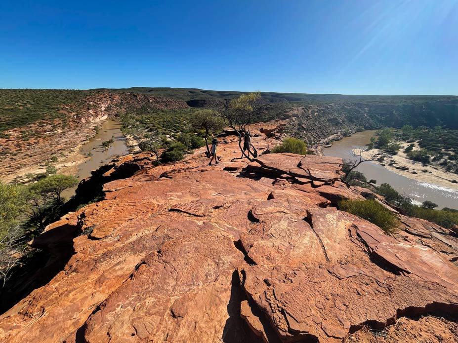 rote-sandstein-landschaft-an-beiden-seiten-eines-felsplateaus-fliesst-ein-fluss