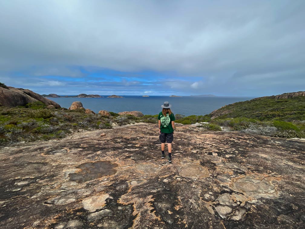 SĂĽdwesten Australiens - Highlights fĂĽr die 2-Wochen Rundreise ab Perth junge-steht-auf-felsen-und-blickt-auf-das-meer