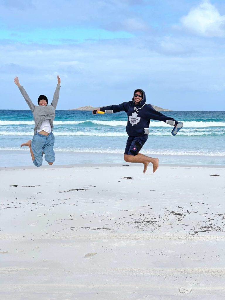 SĂĽdwesten Australiens - Highlights fĂĽr die 2-Wochen Rundreise ab Perth paar-huepft-in-die-luft-an-weissem-sandstrand-in-australien