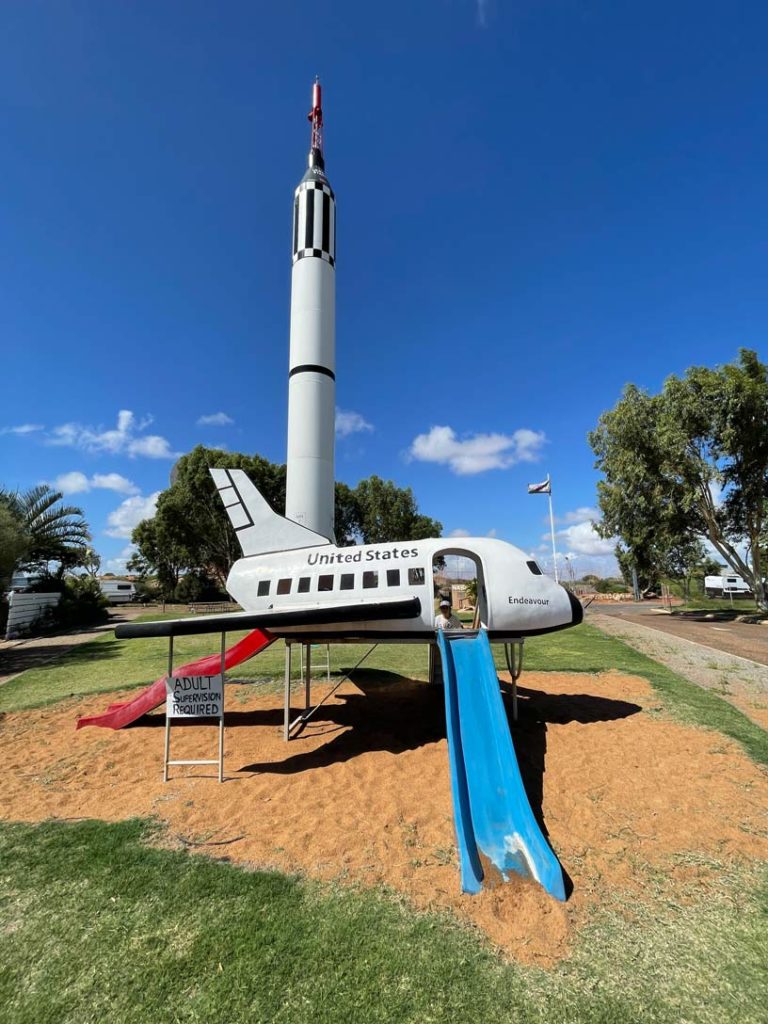 spaceshuttle-spielplatz-mit-rutschen-im-space-center-carnarvon-in-western-australia