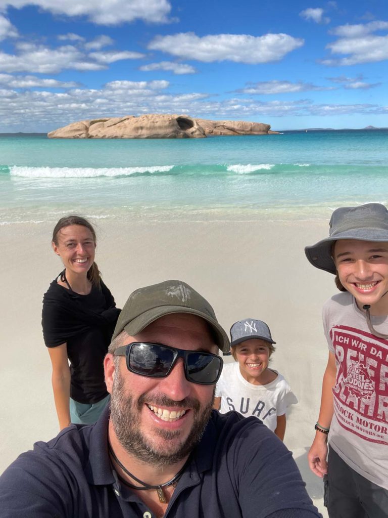 SĂĽdwesten Australiens - Highlights fĂĽr die 2-Wochen Rundreise ab Perth familie-macht-selfie-am-strand