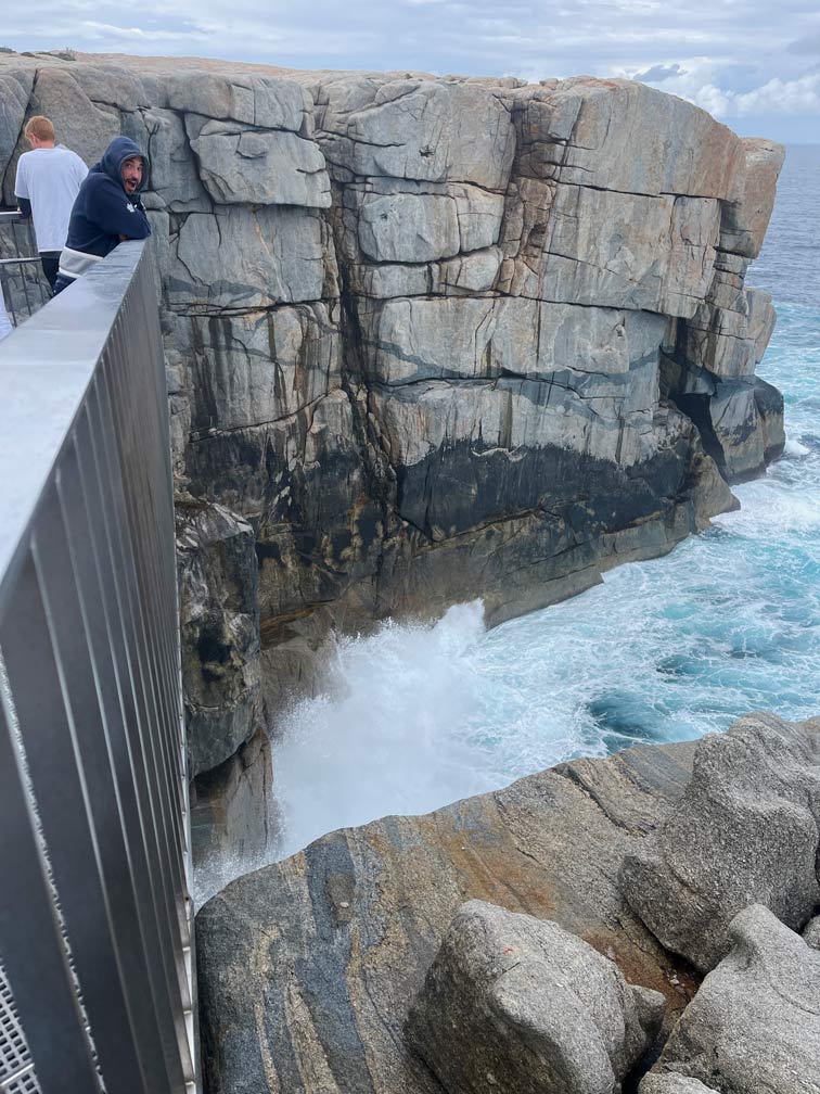 SĂĽdwesten Australiens - Highlights fĂĽr die 2-Wochen Rundreise ab Perth mann-staunt-ueber-blowhole-an-felsen-am-meer