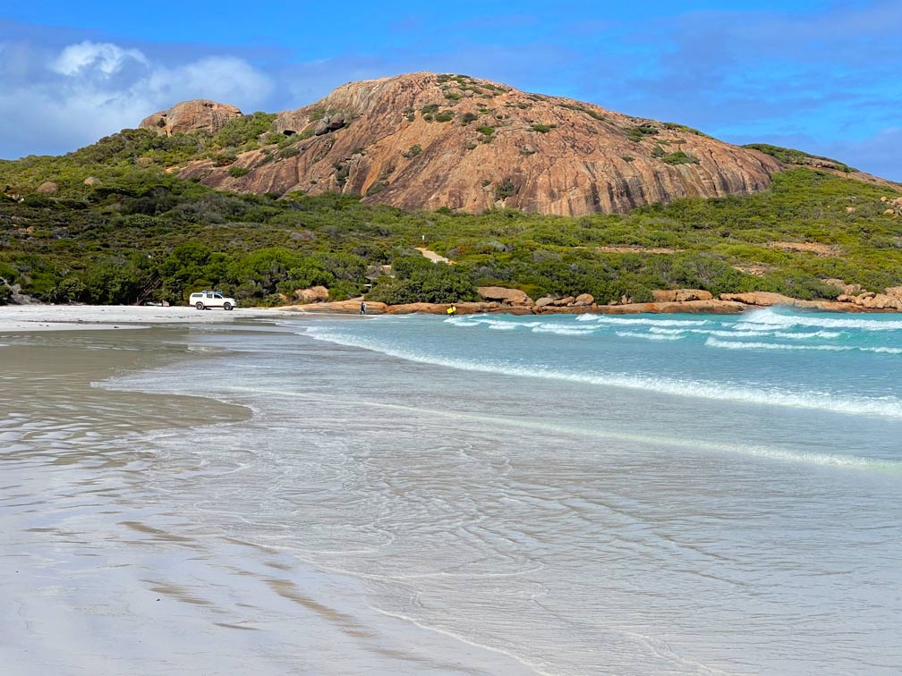 SĂĽdwesten Australiens - Highlights fĂĽr die 2-Wochen Rundreise ab Perth allrad-fahrzeug-steht-auf-weissem-sandstrand-in-australien-am-blauen-meer-vor-felsen