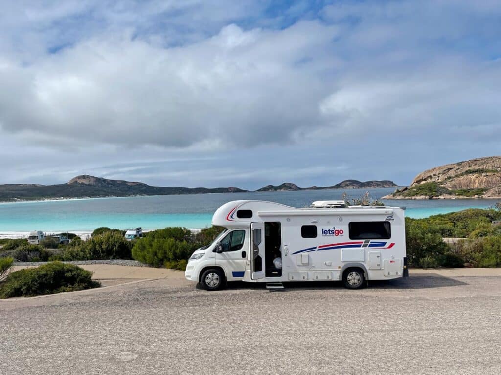 weisser-lets-go-camper-steht-auf-parkplatz-mit-blick-auf-lucky-bay-in-westaustralien